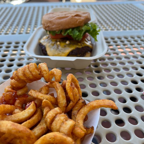 Foto tomada en Beep&#39;s Burgers  por Jesse Y. el 5/20/2022