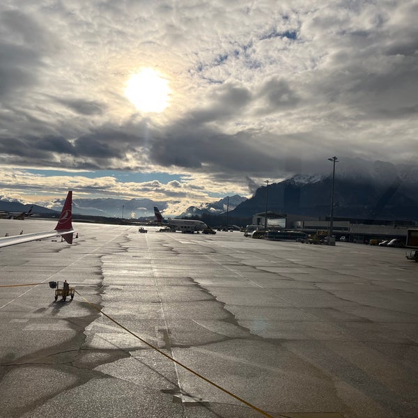 Foto tirada no(a) Salzburg Airport W. A. Mozart (SZG) por Captain Jetlagged ✈. em 11/19/2022