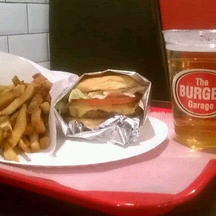 รูปภาพถ่ายที่ The Burger Garage โดย Chanson เมื่อ 12/6/2012