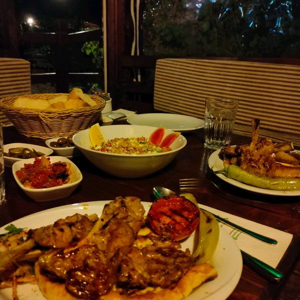 รูปภาพถ่ายที่ Meşelik Et &amp; Balık Restaurant โดย E..Aa ❄. เมื่อ 10/19/2020