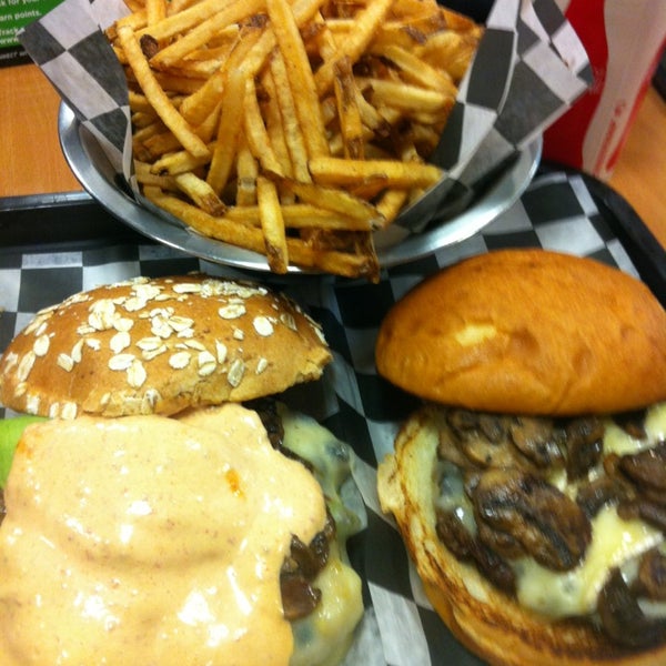 รูปภาพถ่ายที่ The Burger Point โดย Rob F. เมื่อ 2/12/2013