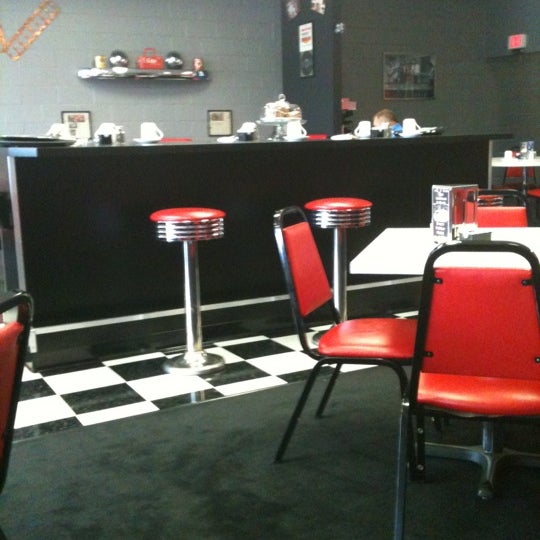 Das Foto wurde bei Chrome Plated Diner von angie i. am 10/2/2012 aufgenommen