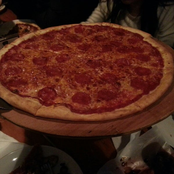 Снимок сделан в Pyro Pizza пользователем Laura J. 4/10/2013