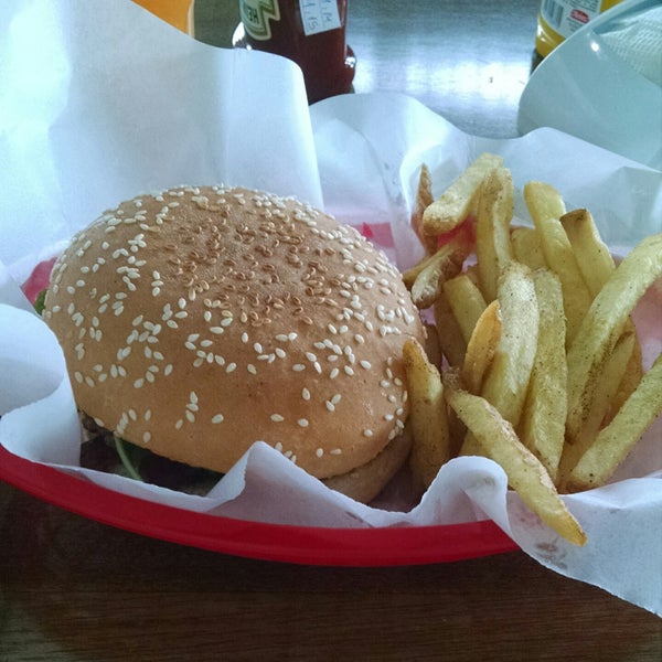 Das Foto wurde bei Pit&#39;s Burger von Fabio I. am 12/1/2014 aufgenommen
