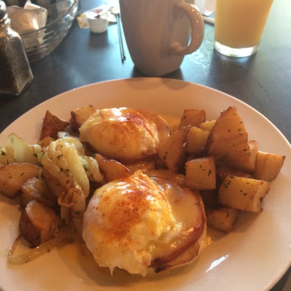 Great breakfast of eggs Benedict !