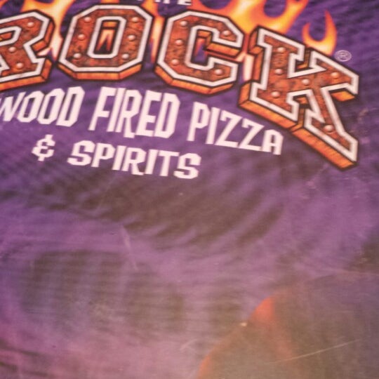 Снимок сделан в The Rock Wood Fired Pizza пользователем Diane B. 10/19/2013