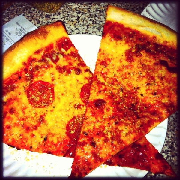 8/24/2013にKenny H.がDowntown House Of Pizzaで撮った写真