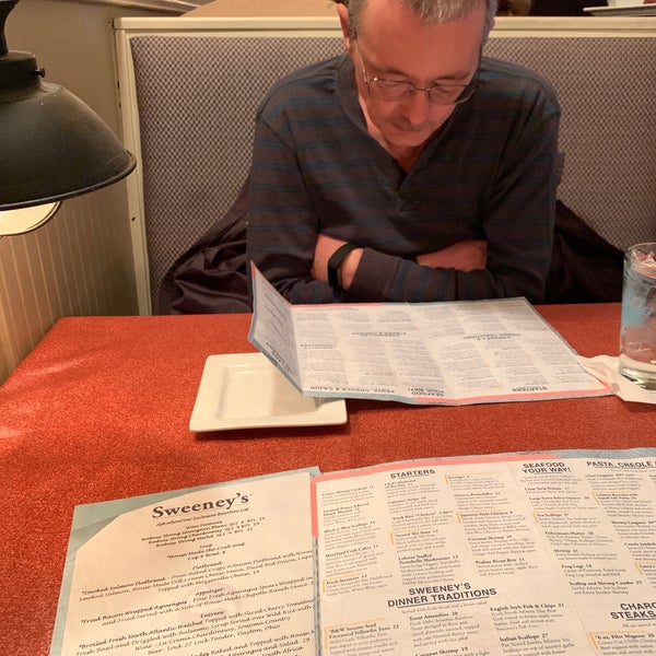 Foto diambil di Sweeney&#39;s Seafood Restaurant oleh Mindy H. pada 2/15/2020