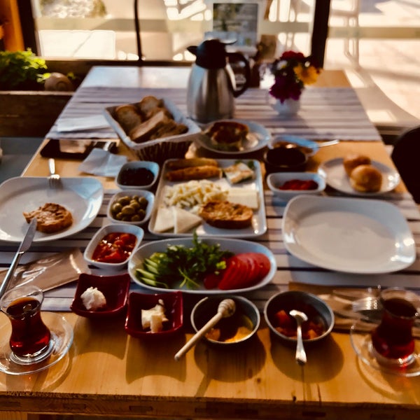 Das Foto wurde bei MMK Yeldeğirmeni Restaurant Yalıkavak von 😊 am 5/2/2023 aufgenommen
