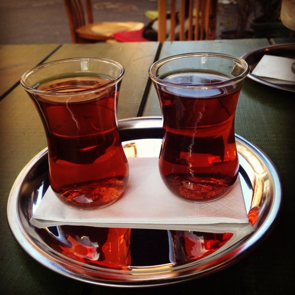 Karaköy'deki mekanları keşfe çıktığımızda tesadüfen oturduk. Tiramisu denedik güzeldi, çalışanları çok sevimli, çay ikramları da var :)