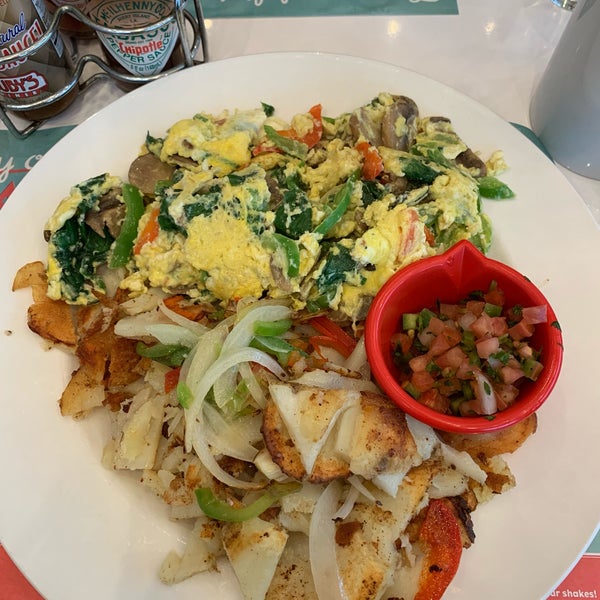 Photo taken at Ruby&#39;s Diner by Yitong W. on 12/15/2018