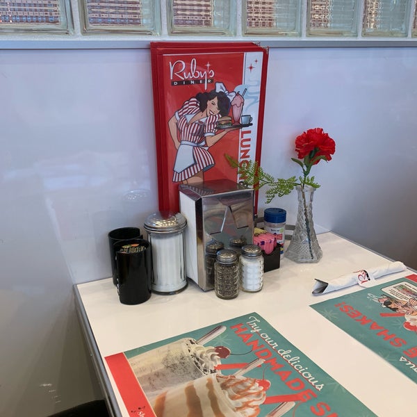 Photo taken at Ruby&#39;s Diner by Yitong W. on 12/15/2018