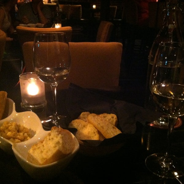 6/1/2013 tarihinde Clarissa S.ziyaretçi tarafından Veritas Wine Bar'de çekilen fotoğraf