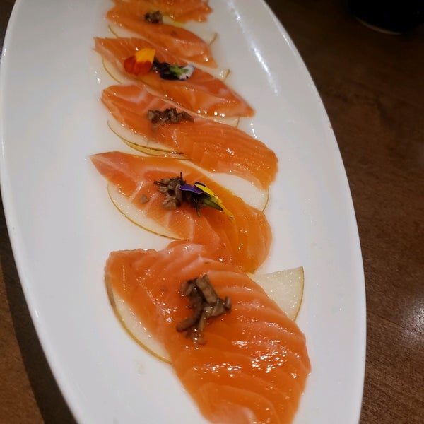 Foto tirada no(a) Yellowtail, Modern Asian Cuisine and Sushi por Olga T. em 12/23/2019