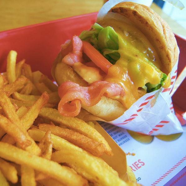 Снимок сделан в Burger and Fries пользователем Burger and Fries 4/23/2016