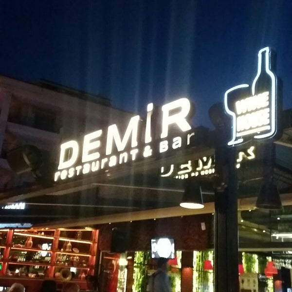 รูปภาพถ่ายที่ Demir Restaurant โดย Merwe T. เมื่อ 6/25/2017