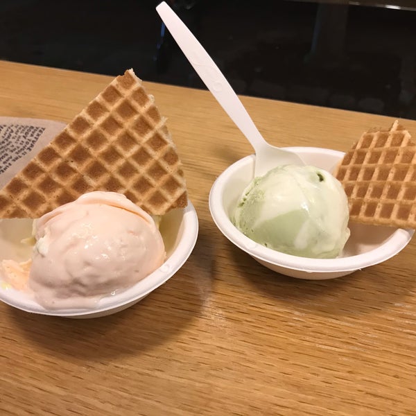 Снимок сделан в Jeni&#39;s Splendid Ice Creams пользователем Joshua H. 7/20/2019