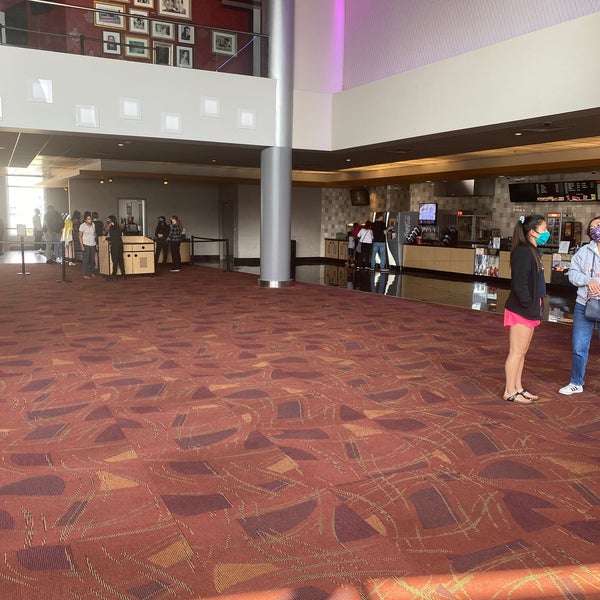 ShowPlace ICON at Roosevelt Collection Chicago'da Sinema'da fotoğraflar