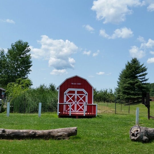 Foto tirada no(a) Becker Farms por Patty T. em 7/18/2014