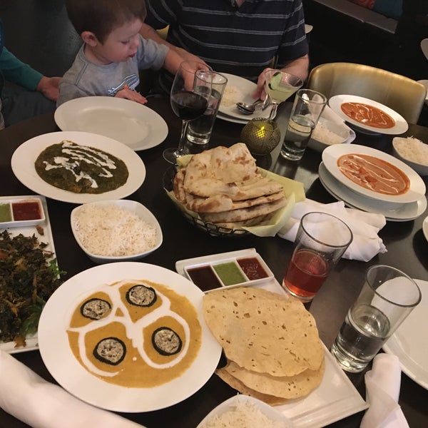 Foto scattata a Moksha Indian Cuisine of Bellevue da Lydia G. il 8/22/2016