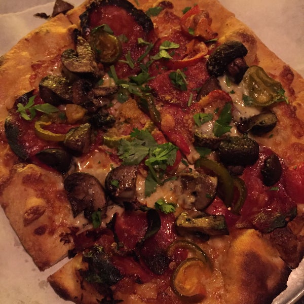 10/2/2015 tarihinde Yoojin C.ziyaretçi tarafından Hearth Pizza Tavern'de çekilen fotoğraf