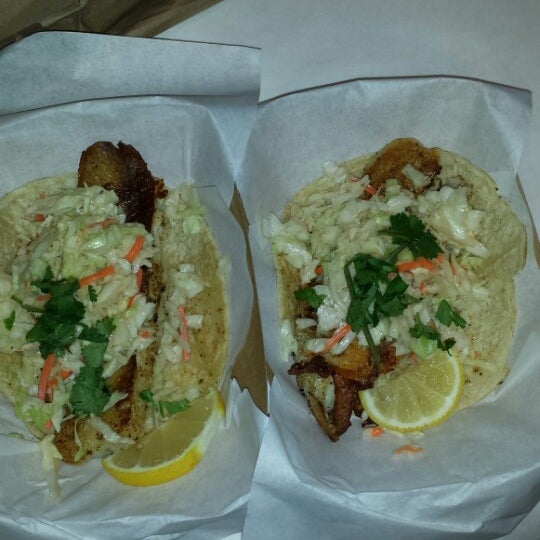 Das Foto wurde bei Sky&#39;s Gourmet Tacos von SumMilfNCookies am 10/26/2013 aufgenommen