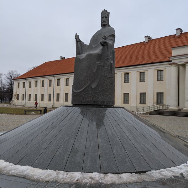 Foto diambil di Karaliaus Mindaugo paminklas | Monument to King Mindaugas oleh Artem S. pada 2/15/2019