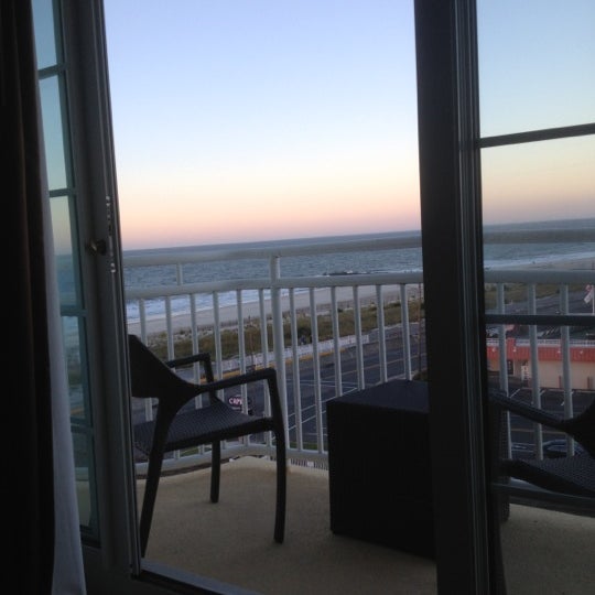 Foto tomada en Cape May Ocean Club Hotel  por Larry M. el 10/20/2012