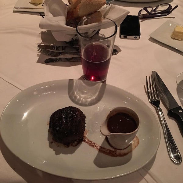 Foto tirada no(a) Old Homestead Steakhouse por Anthony A. em 11/21/2015