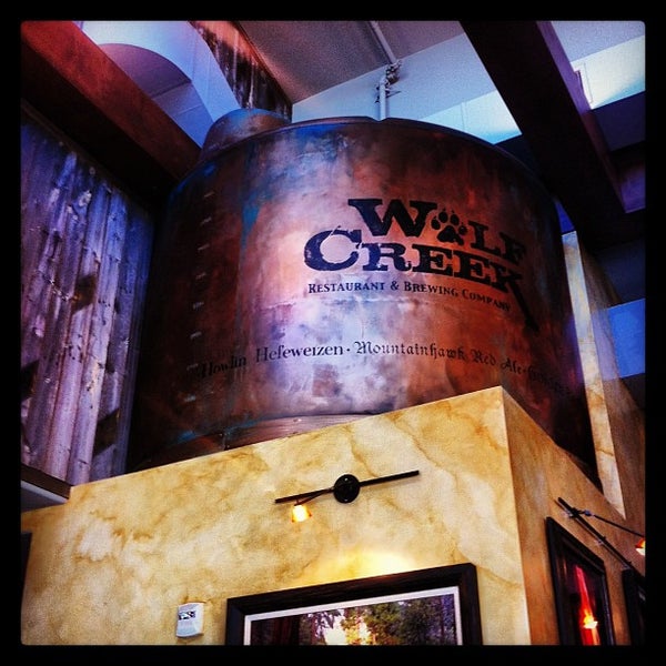 รูปภาพถ่ายที่ Wolf Creek Restaurant &amp; Brewing Co. โดย Fabrizio เมื่อ 7/17/2013