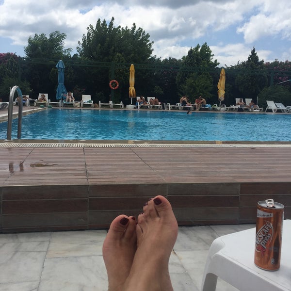 Foto tirada no(a) Pelikan Otel Yüzme Havuzu por D€ry@ A. em 7/16/2017