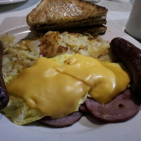 Снимок сделан в Tropicana Diner and Bakery пользователем 💋Steph J. 11/11/2012
