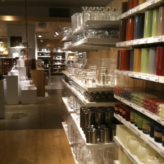 Photo taken at Crate &amp; Barrel by An K. on 9/25/2012