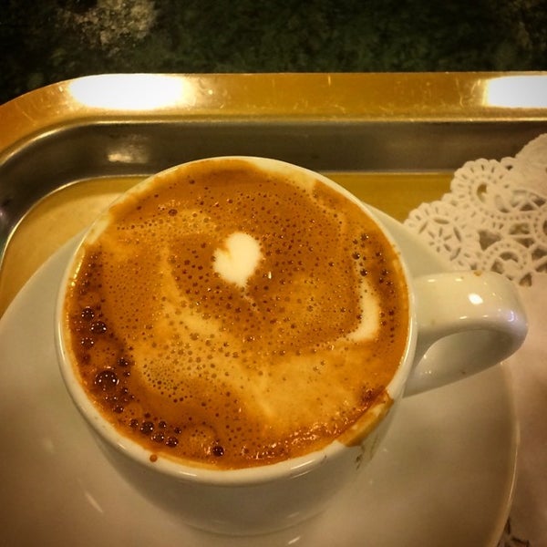 Photo prise au Gelato Bar &amp; Espresso Caffe par Michael S. le6/20/2014