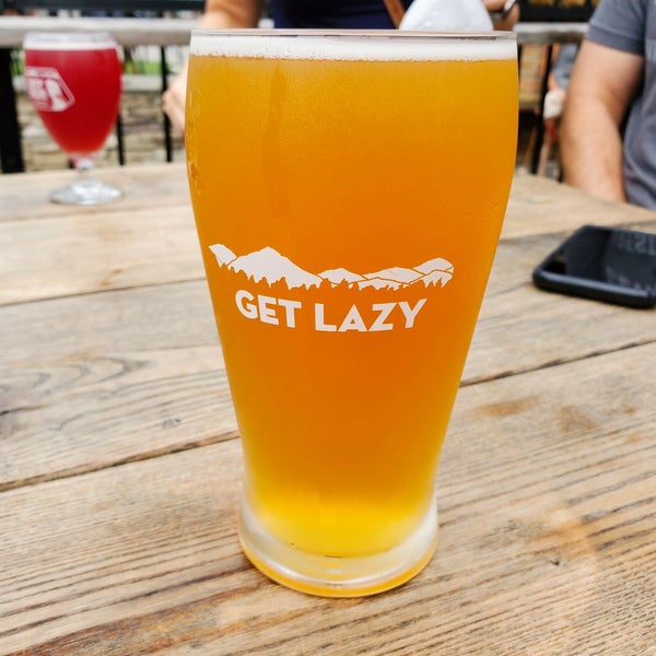 Foto scattata a Lazy Hiker Brewing Co. da Eugene A. il 7/23/2020