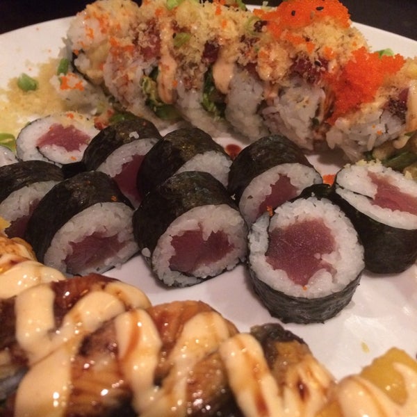 Photo prise au Sakura Sushi &amp; Bar par Cremo C. le4/23/2014
