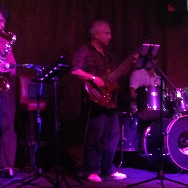 Foto diambil di Muleiro&#39;s Lounge Jazz Venue oleh Charles F. pada 7/19/2014