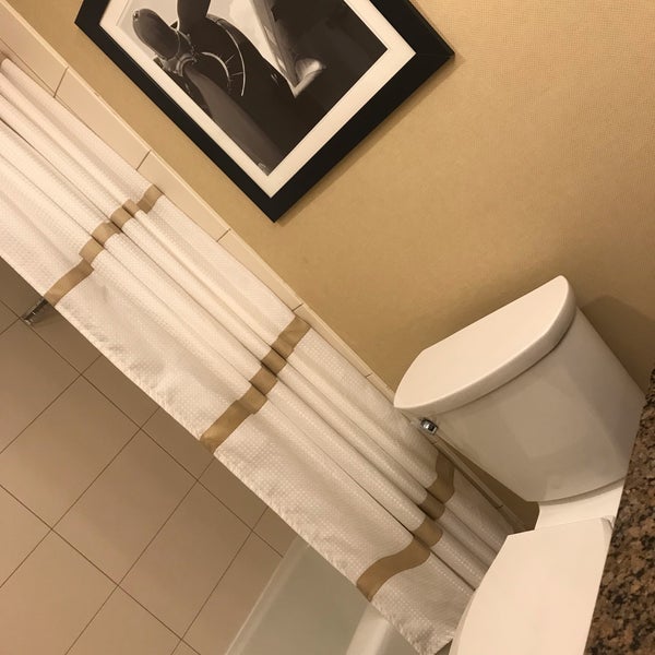 Foto scattata a Long Island Marriott da jessramreas il 10/31/2018