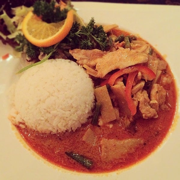 Снимок сделан в Royal Thai Restaurant пользователем Sharkrit Jobbo I. 11/13/2012