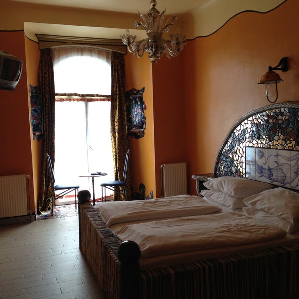 5/12/2013 tarihinde Tanya M.ziyaretçi tarafından Hotel Urania'de çekilen fotoğraf