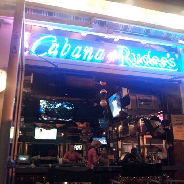 รูปภาพถ่ายที่ Rudee&#39;s Restaurant &amp; Cabana Bar โดย William F. เมื่อ 7/4/2013