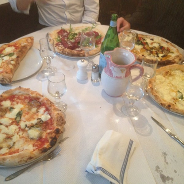 รูปภาพถ่ายที่ O&#39;scià Pizzeria Napoletana โดย mina เมื่อ 3/7/2013