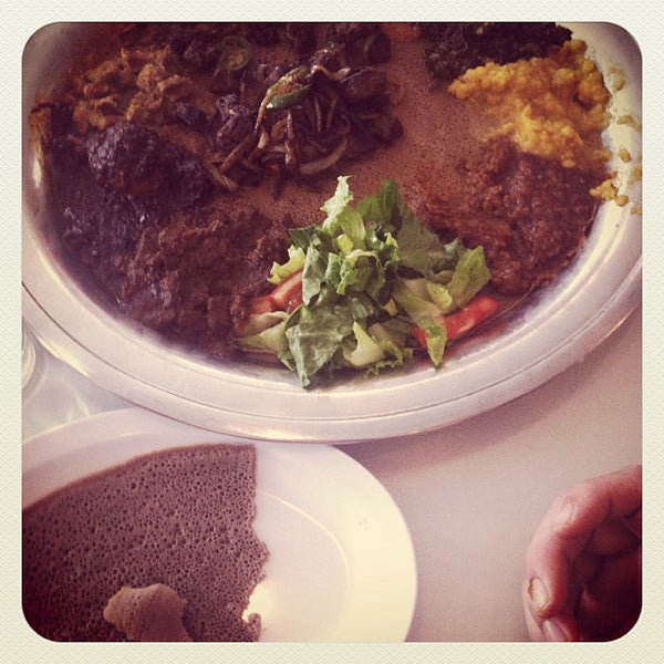 Foto tirada no(a) Walia Ethiopian Cuisine por Joshua G. em 7/2/2013