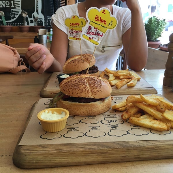 Das Foto wurde bei Şef&#39;s Burger von Büşra Ö. am 8/10/2016 aufgenommen
