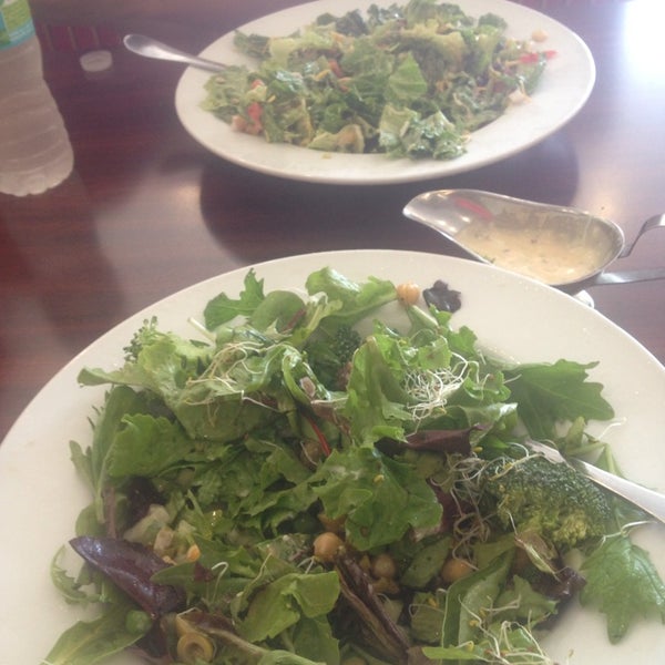 8/5/2013 tarihinde Theresa C.ziyaretçi tarafından Toss Up Salads'de çekilen fotoğraf