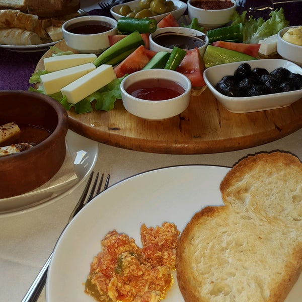 Foto diambil di Gölbaşı Restaurant oleh Özde pada 12/16/2017