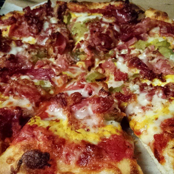 Foto tirada no(a) Downey Pizza Company por Ron T. em 11/17/2014