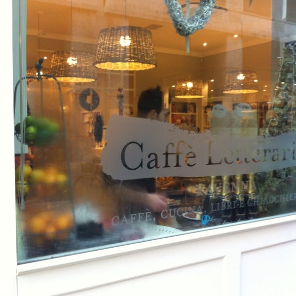 รูปภาพถ่ายที่ Caffè Letterario โดย Denis R. เมื่อ 12/21/2013