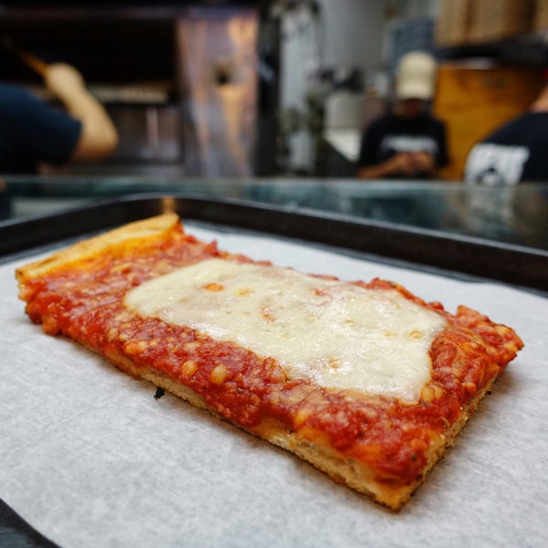 Foto diambil di Rizzo&#39;s Fine Pizza oleh Tony D. pada 9/23/2016
