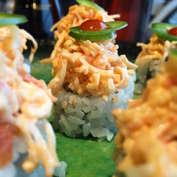Foto diambil di Daan Sushi Asian Bistro &amp; Bar oleh Tony D. pada 11/16/2014